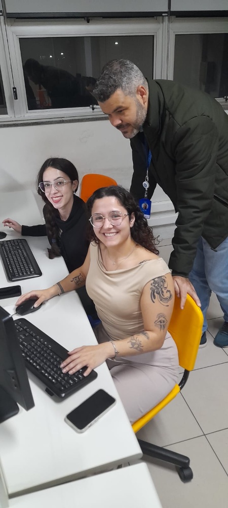 Estudantes sorriem durante as Olimpíadas da Inovação no SENAC